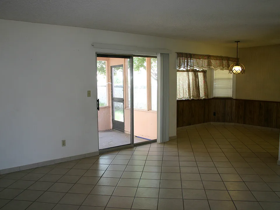Living Room/Dining