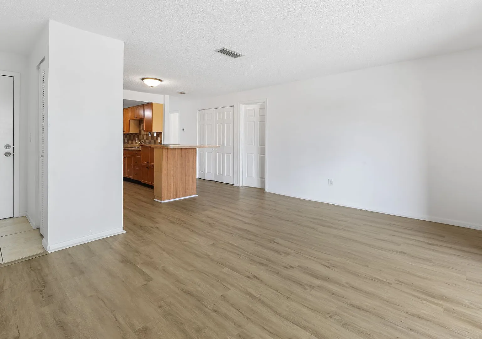 3bd Rental by Clark & Beneva Rd with Amenities — Photo 3