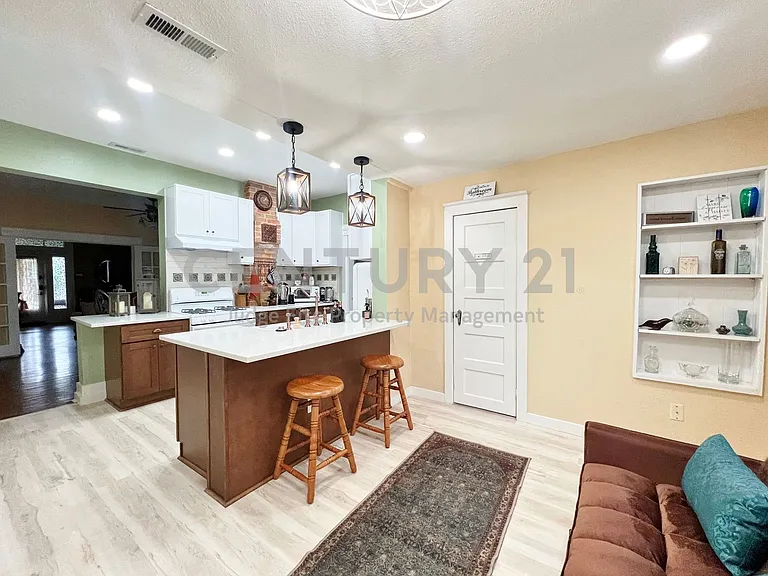 828 W 8th St — Photo 10