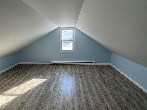 5th image of 927 Brock St