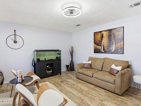 5th image of 303 Parkdale Dr