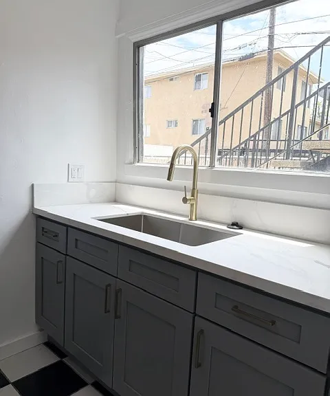 5916 1/2 Willoughby Ave — Photo 11