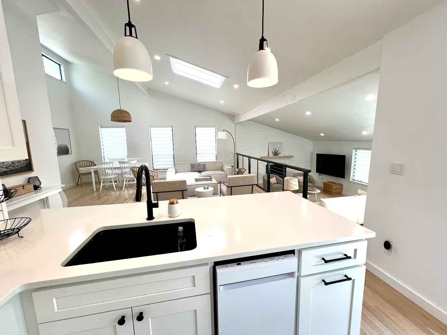 Renovated 3/2 contemporary in Springs — Photo 4