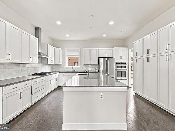 4th image of 1820 Potomac Ave
