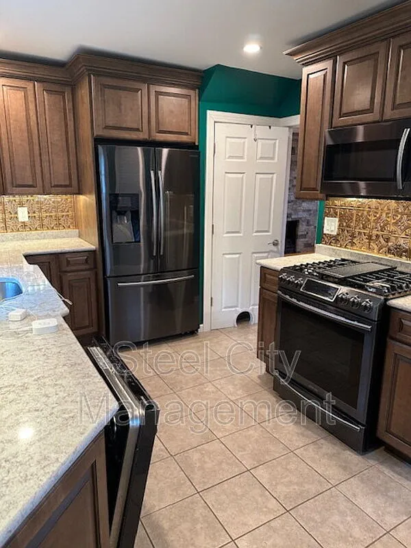 3 bed, 1.0 bath, 1100 sqft, $1,700 — Photo 2