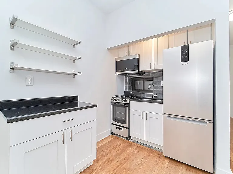 133 E 17th St #3A — Photo 3
