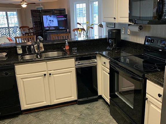 5th image of 401 Harbour Pt APT 206