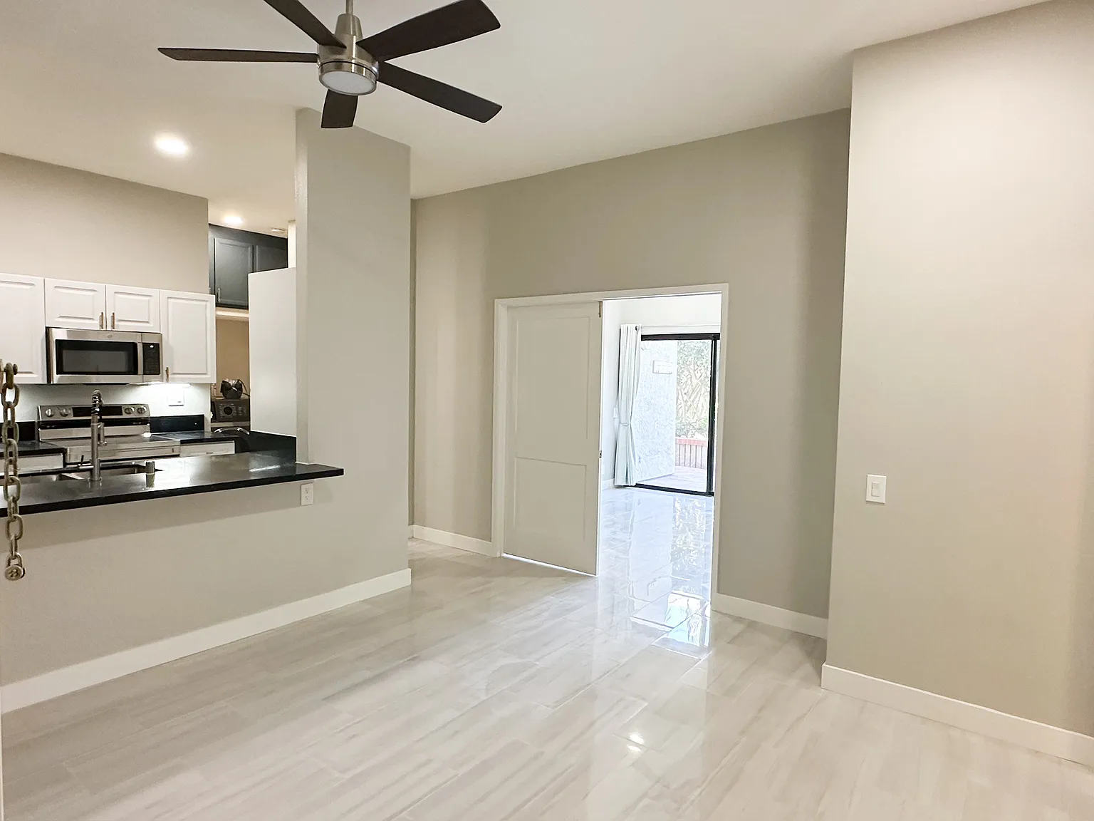 3 bed, 894 sqft, $3,800 — Photo 1
