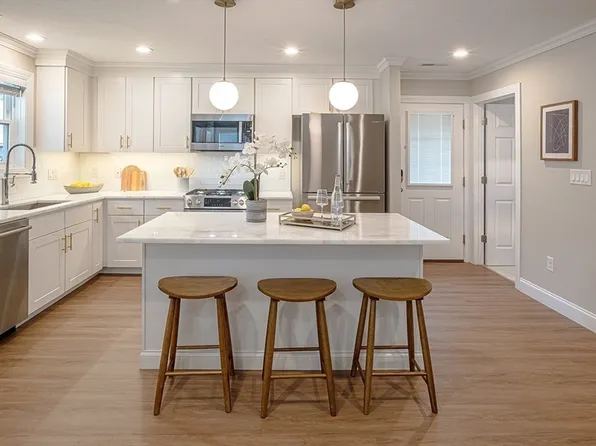 15 Mickelson Ln #15, Bedford, MA 01730