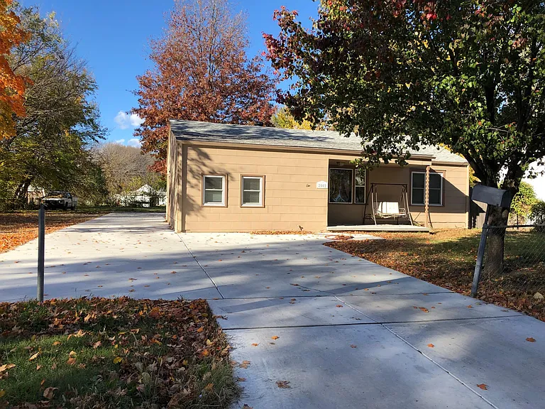 2502 E Stafford St — Photo 2