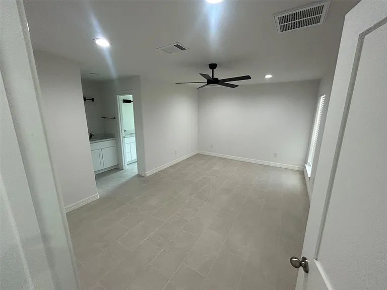 14207 Greenway Dr — Photo 5