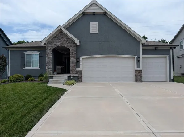 18908 Skyview Ln, Spring Hill, KS 66083