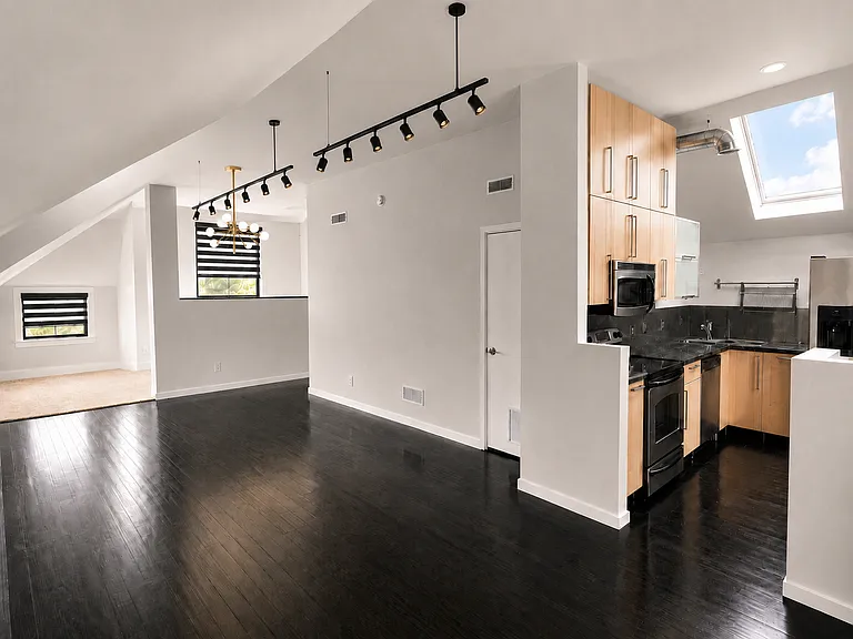 324 W 8th St #3 — Photo 5