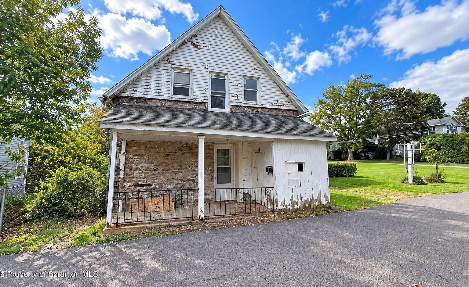 3 bed, 1.0 bath, 1200 sqft, $2,000 — Photo 4