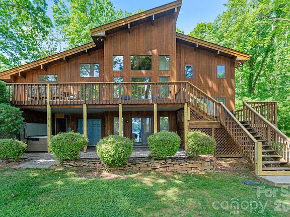 2nd image of 450 Greenbay Rd