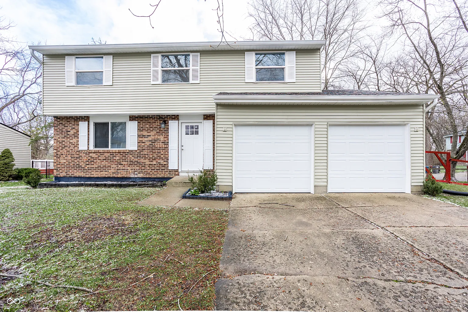 2613 N Sheffield Dr photo 1