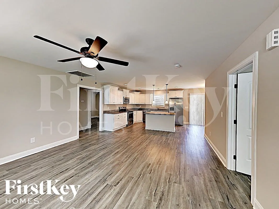3 bed, 2.0 bath, 1330 sqft, $1,805 — Photo 3