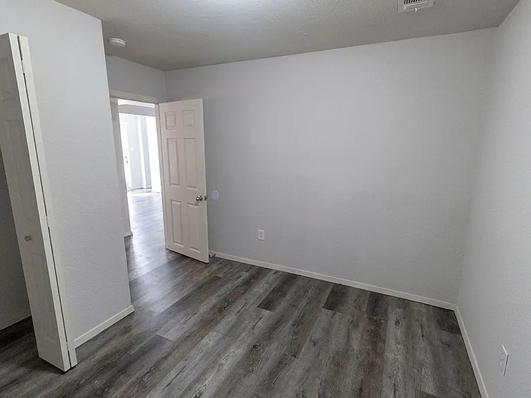 215 N West Blvd — Photo 30