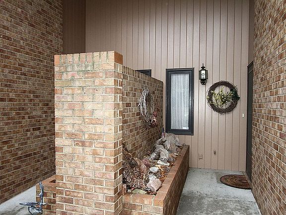 3rd image of 2901 Park Place Dr