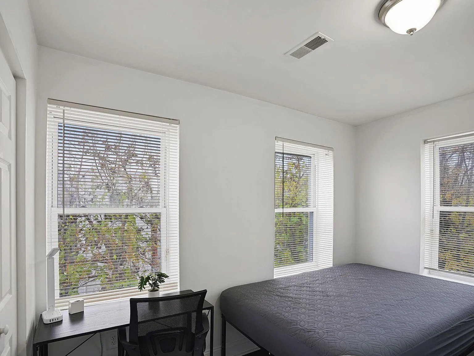 4 bed, 2.0 bath, 1200 sqft, $970 — Photo 2