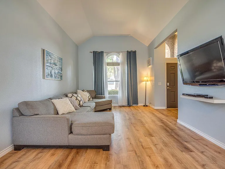 1605 Highdale Ct — Photo 17