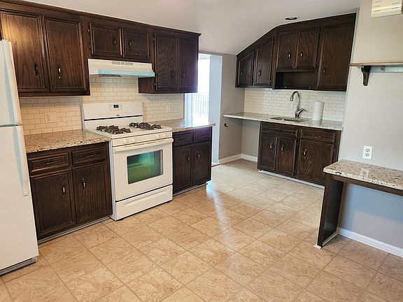 Spacious MEIK w/granite counters, lots of cabinets & built in desk/breakfast counter