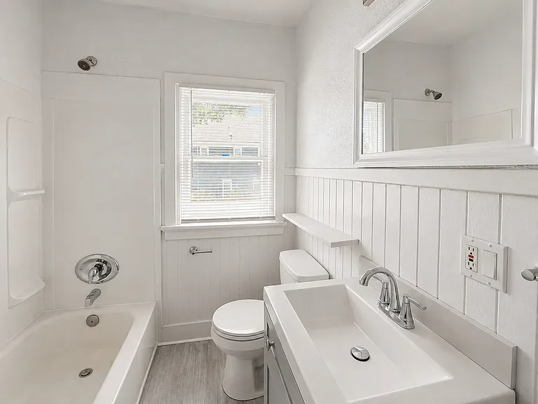 The White House Apts — Photo 13