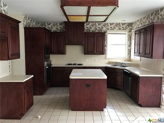 4th image of 806 Charleston Dr