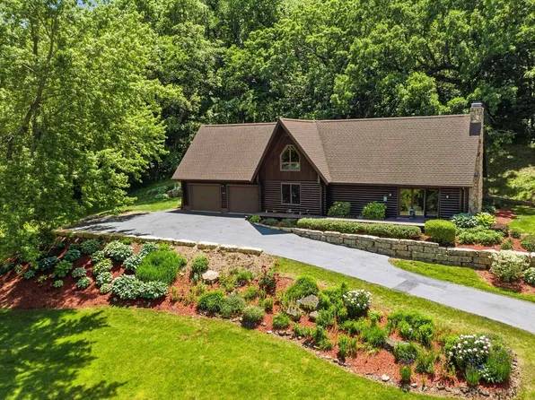 19 Valley Rd, Galena, IL 61036