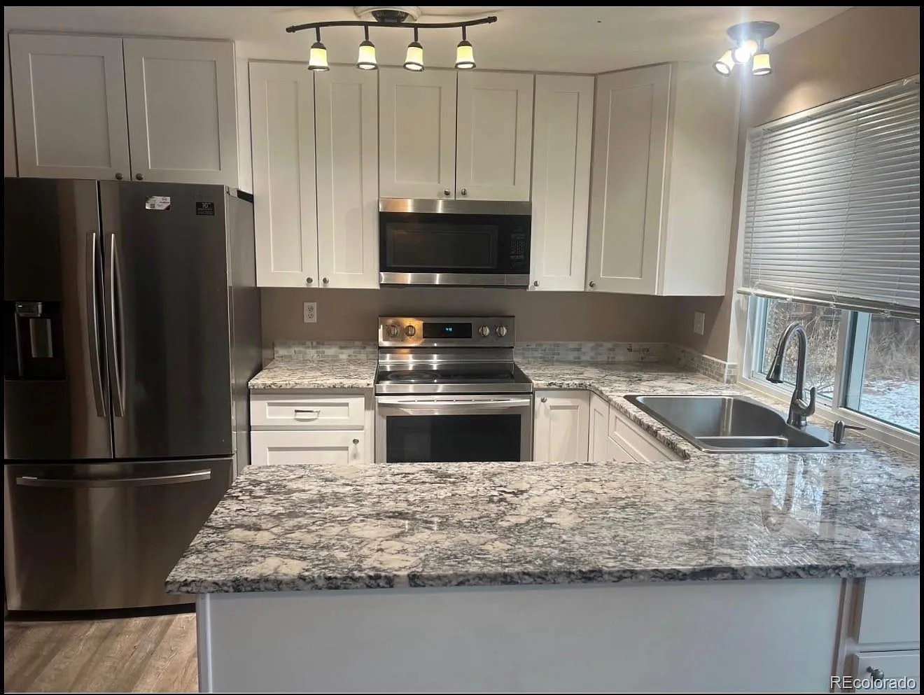 6 bed, 2.0 bath, 2016 sqft, $3,800 — Photo 2