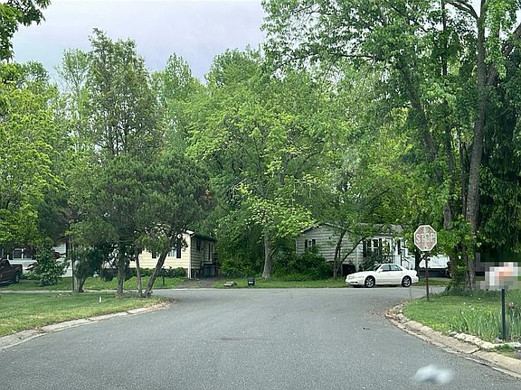 4th image of 20 Short Oaks Ct