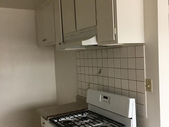 4th image of 1039 W 254th St #9