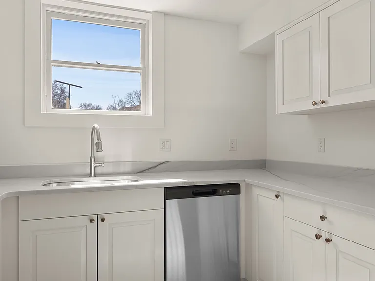2480 Van Buren Ave — Photo 14