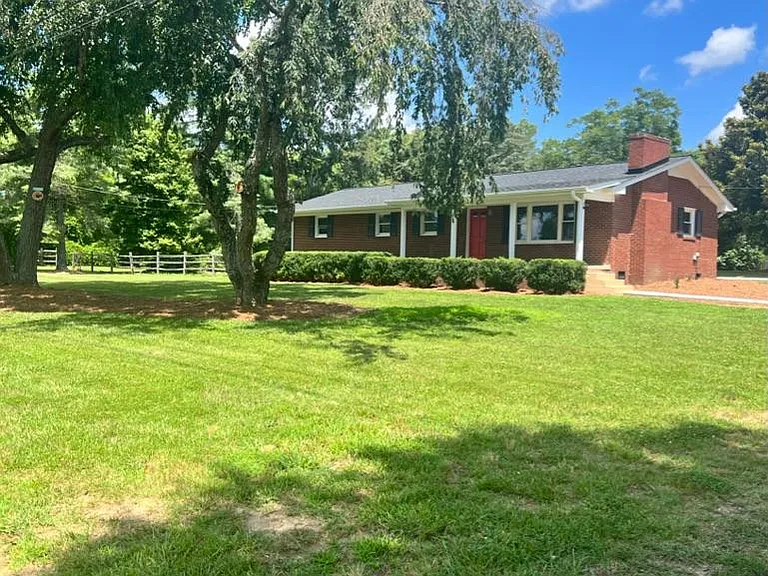 1515 Greenview Dr — Photo 1