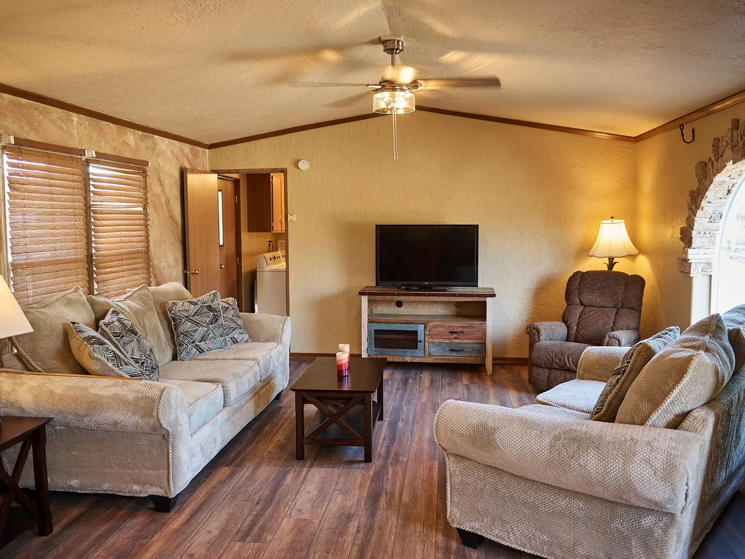 2 bed, 900 sqft, $1,900 — Photo 2
