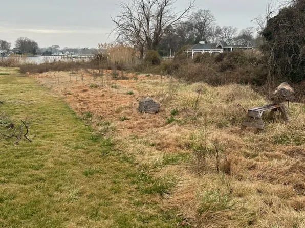 7858 Bodkin View Dr, Pasadena, MD 21122