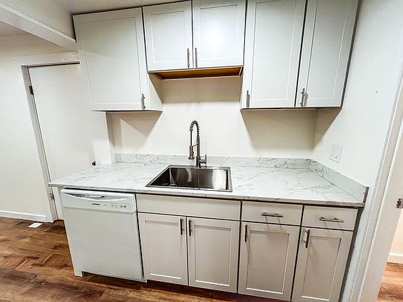 5th image of 10041 Slater Ave NE