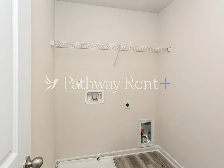 628 Mackenzie Cv — Photo 15