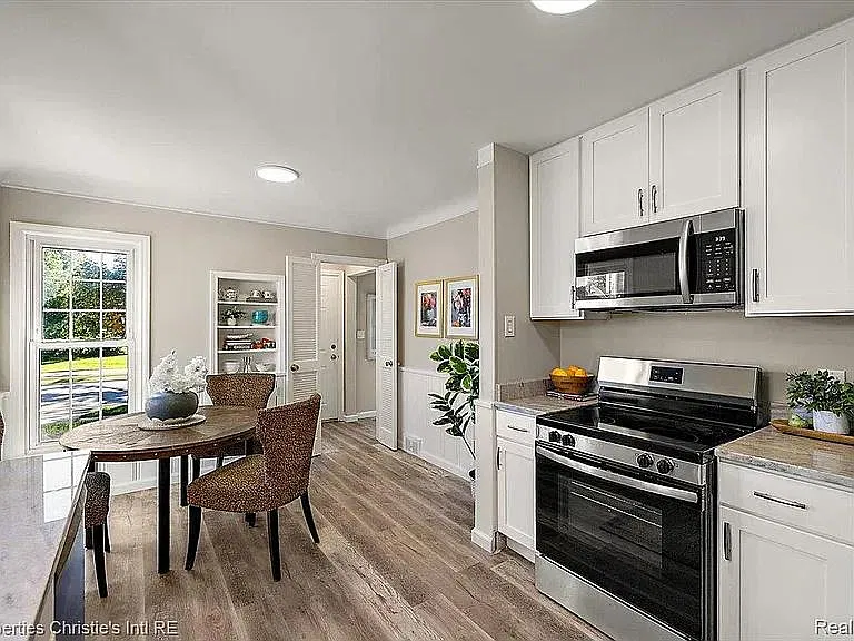 1544 Hampton Rd — Photo 2