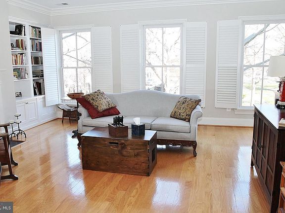 5th image of 422 N Royal St