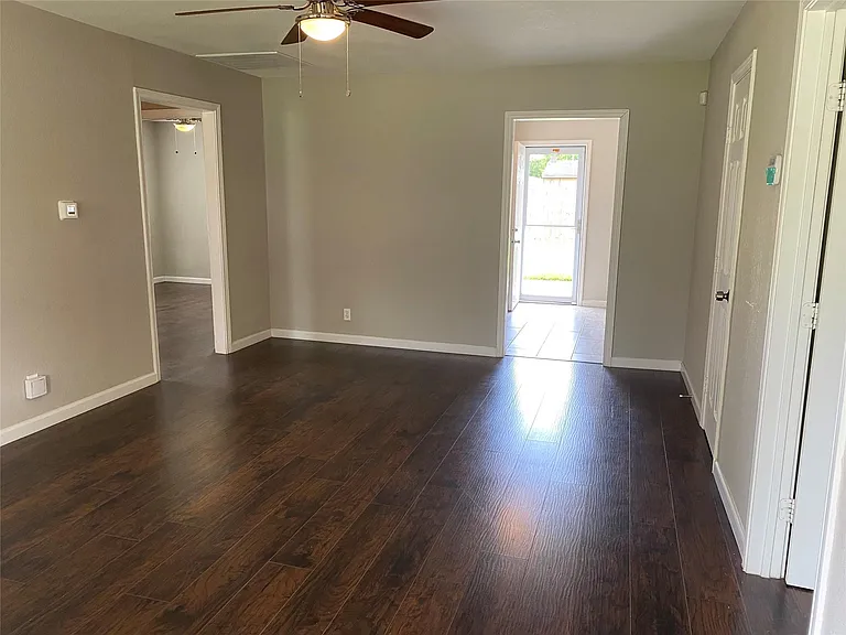 5018 Kenilwood Dr — Photo 2