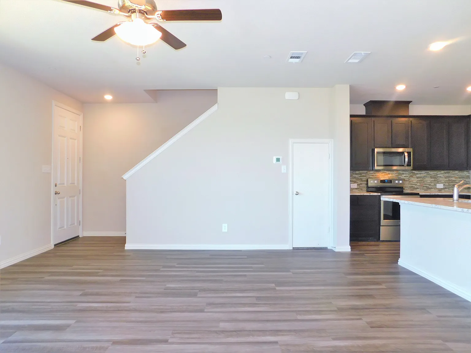 3 bed, 2.5 bath, 1752 sqft, $2,100 — Photo 4