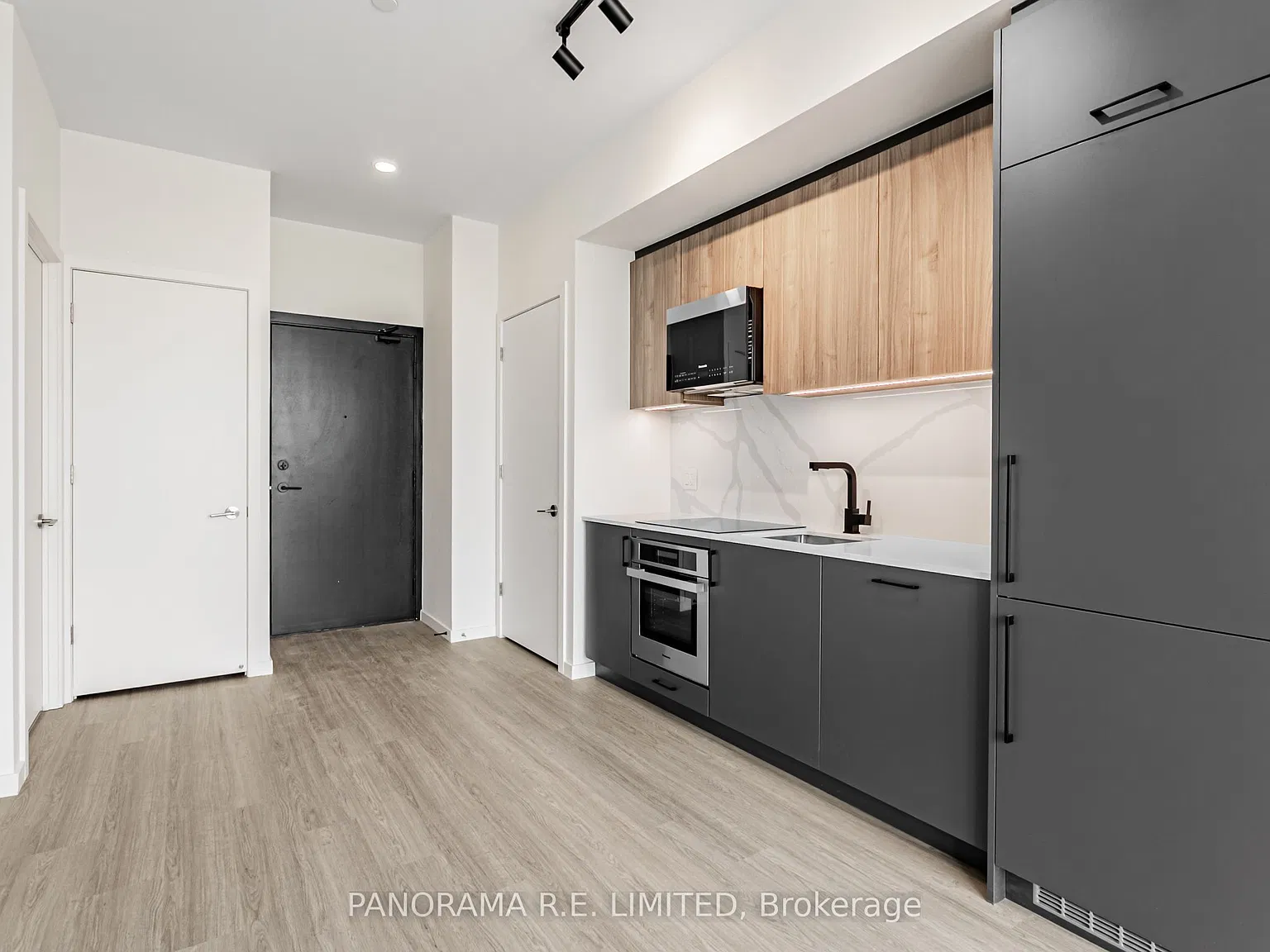 Reina Condos — Photo 4