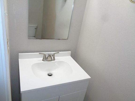 5th image of 810 Oak West Dr