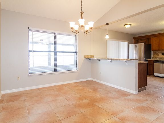 4th image of 592 Holbrook Cir