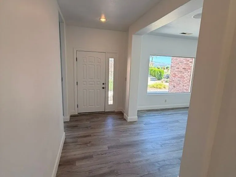 685 W Windsor Dr — Photo 3