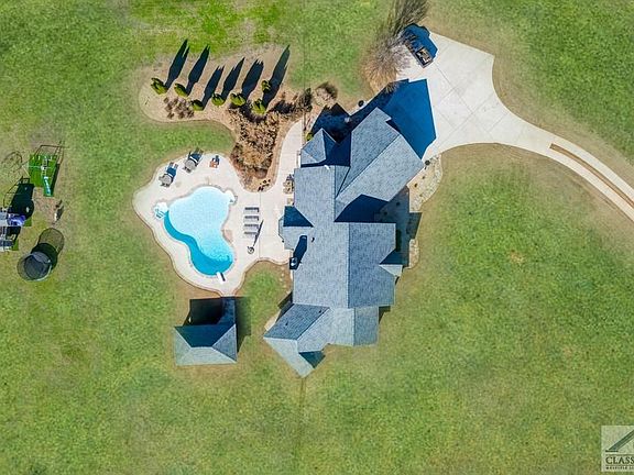 3rd image of 790 Clover Dr