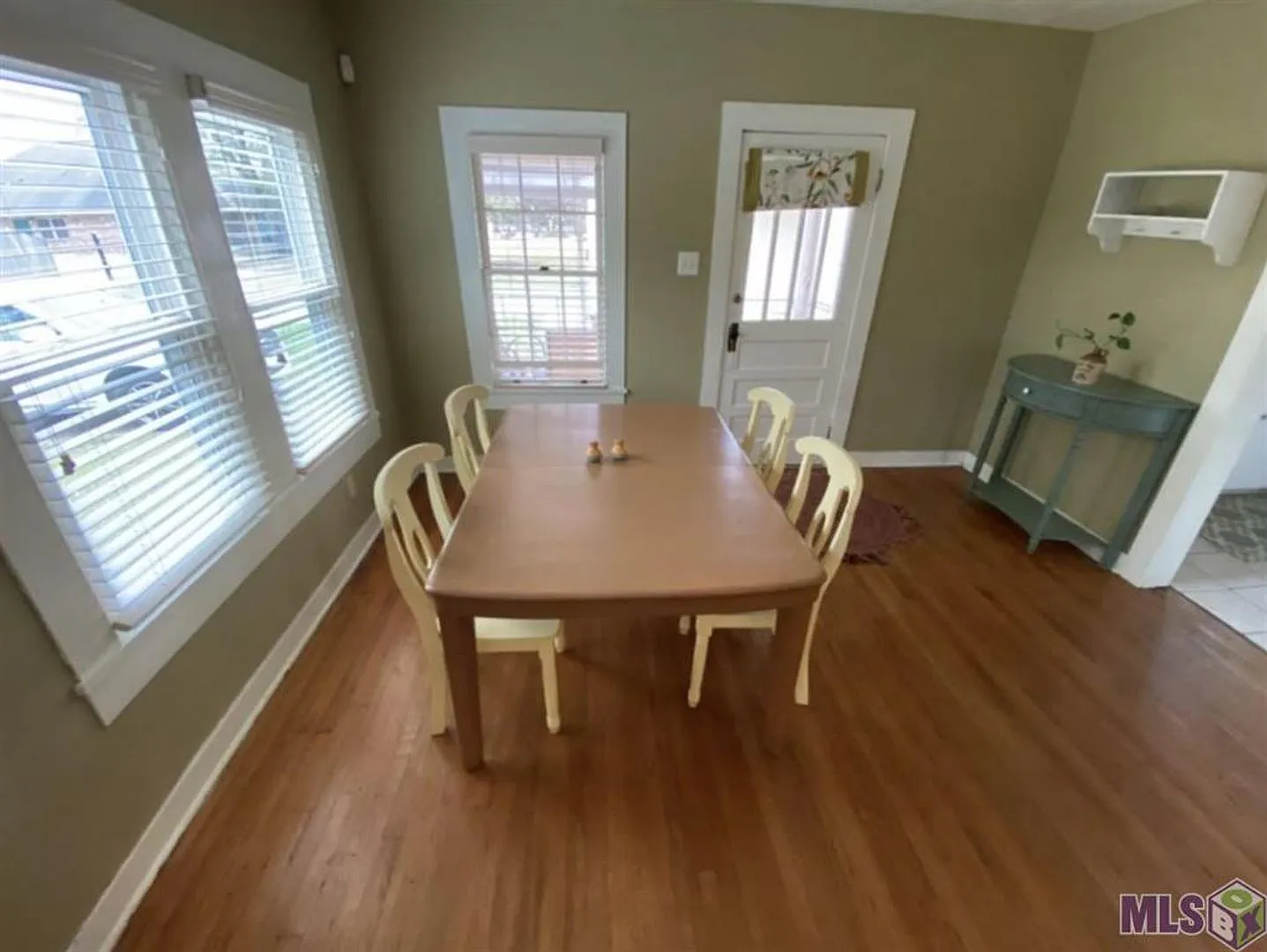 Inviting 2 Bed 1 Bath Home — Photo 2