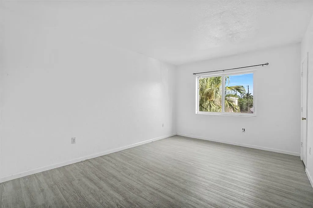 2 bed, 1.0 bath, 930 sqft, $1,999 — Photo 4