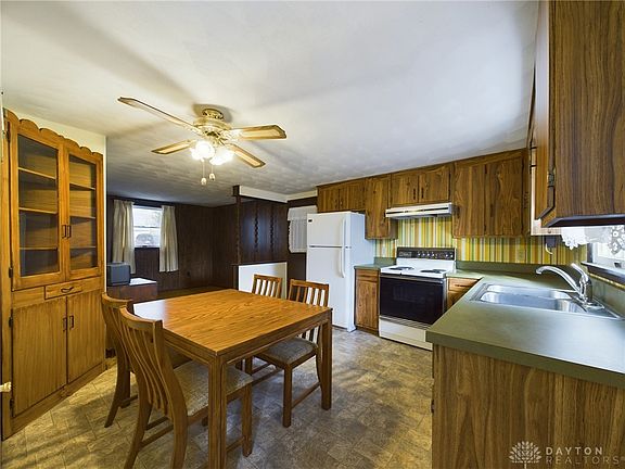 5th image of 418 Short St